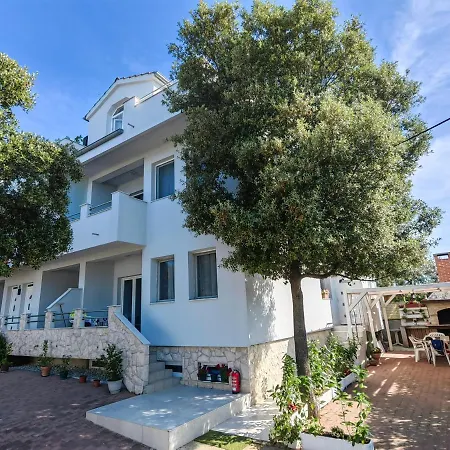 Family Plazina - Place 1 & 2 Apartman Petrčane